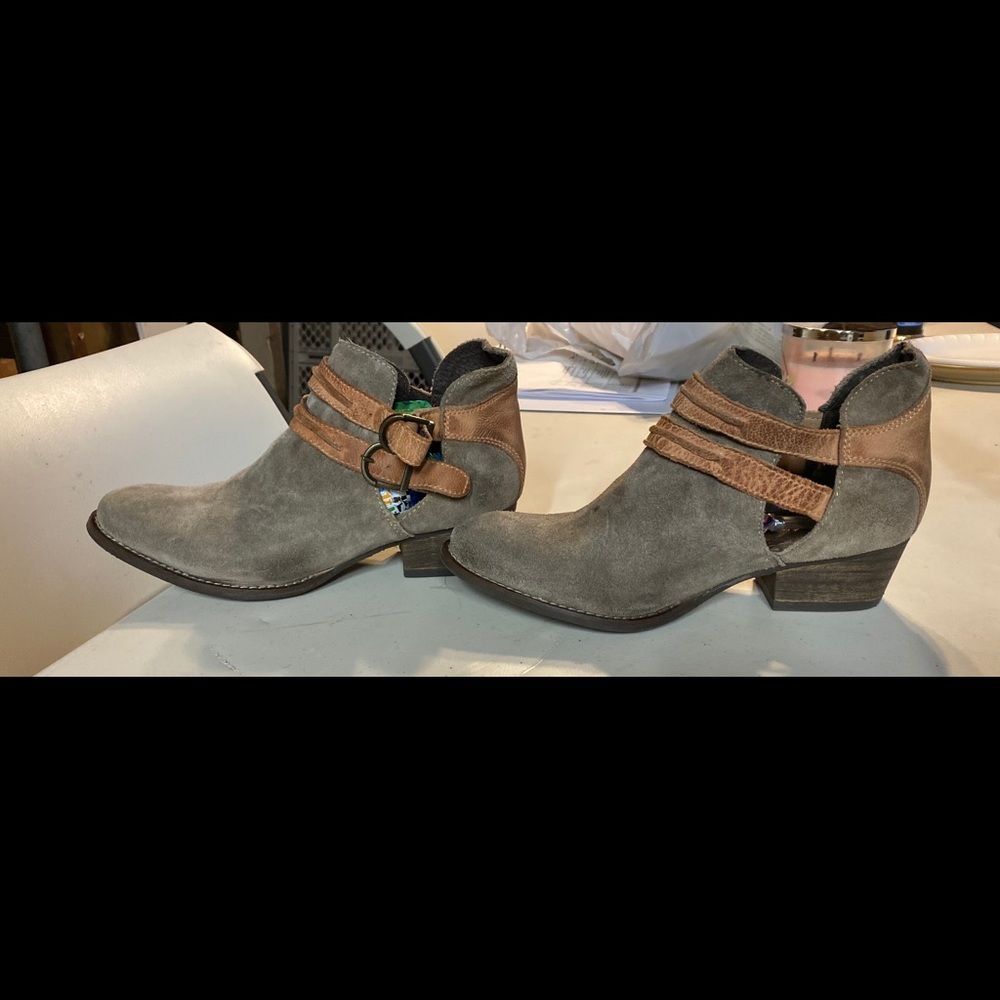 Rebel booties sz 9
